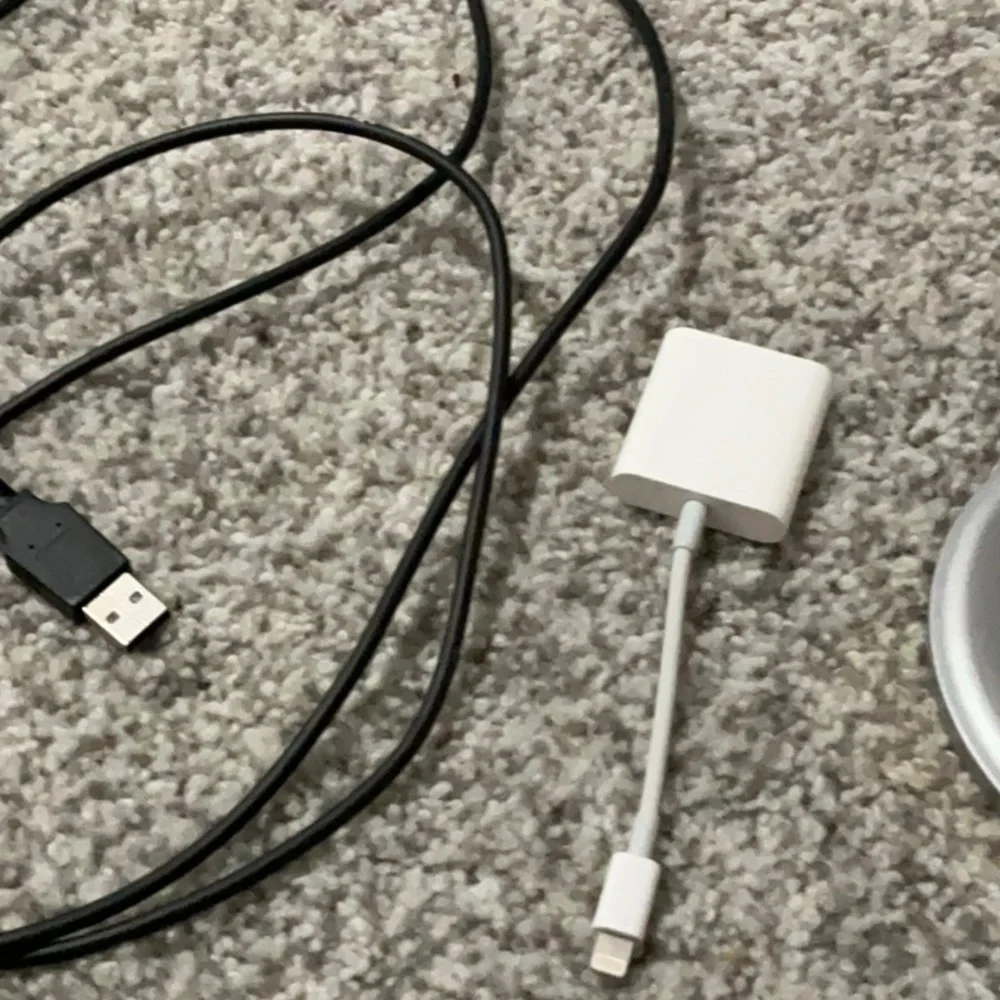 BLUE YETI SILVER MICROPHONE!! EUC CORD AND PHONE ADAPTER INCLUDED!